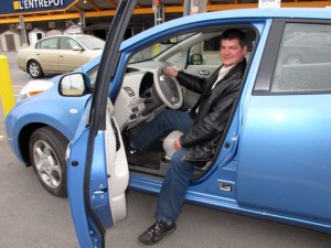 Sylvain Juteau - Recharge d'une voiture électrique Nissan Leaf au RONA à Anjou