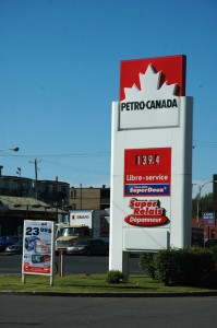 Station-service Petro-Canada dépendance pétrole  - essai routier