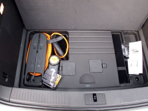 Emplacement du chargeur 120V inclu avec la Chevrolet Volt dans le sous-coffre  - essai routier