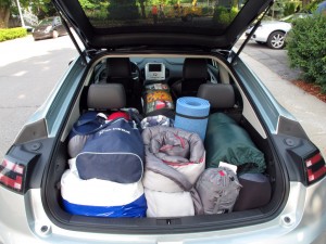 Coffre Chevrolet Volt chargé avec les articles de camping