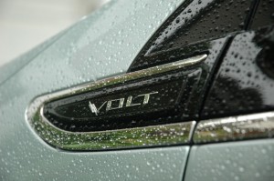 Logo Chevrolet Volt sous la pluie  - essai routier