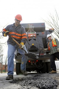 Colmatage réparation de nids-de-poule avec de l'asphalte recyclée ( travaux d'excavation et bardeaux de toiture)