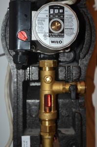 Pompe circulation glycol Wilo et le débitmètre - chauffe-eau solaire