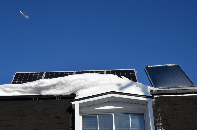 Panneaux solaires photovoltaïques et thermiques sous la neige