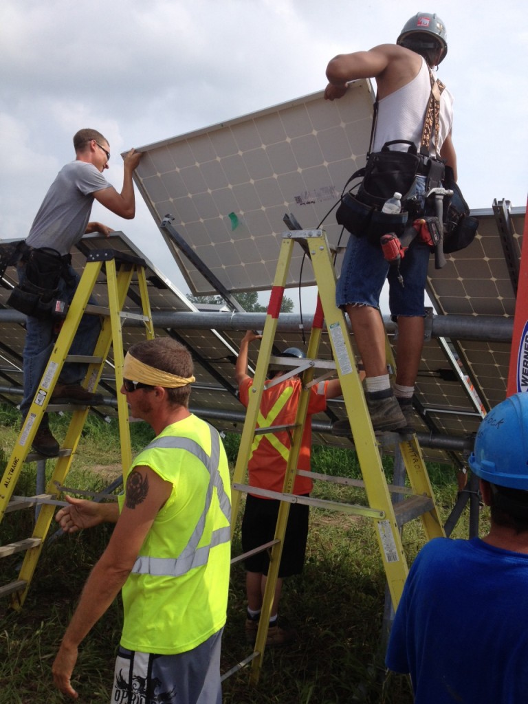 Centrale solaire Alderville constituée d'environ 23000 panneaux solaires photovoltaiques