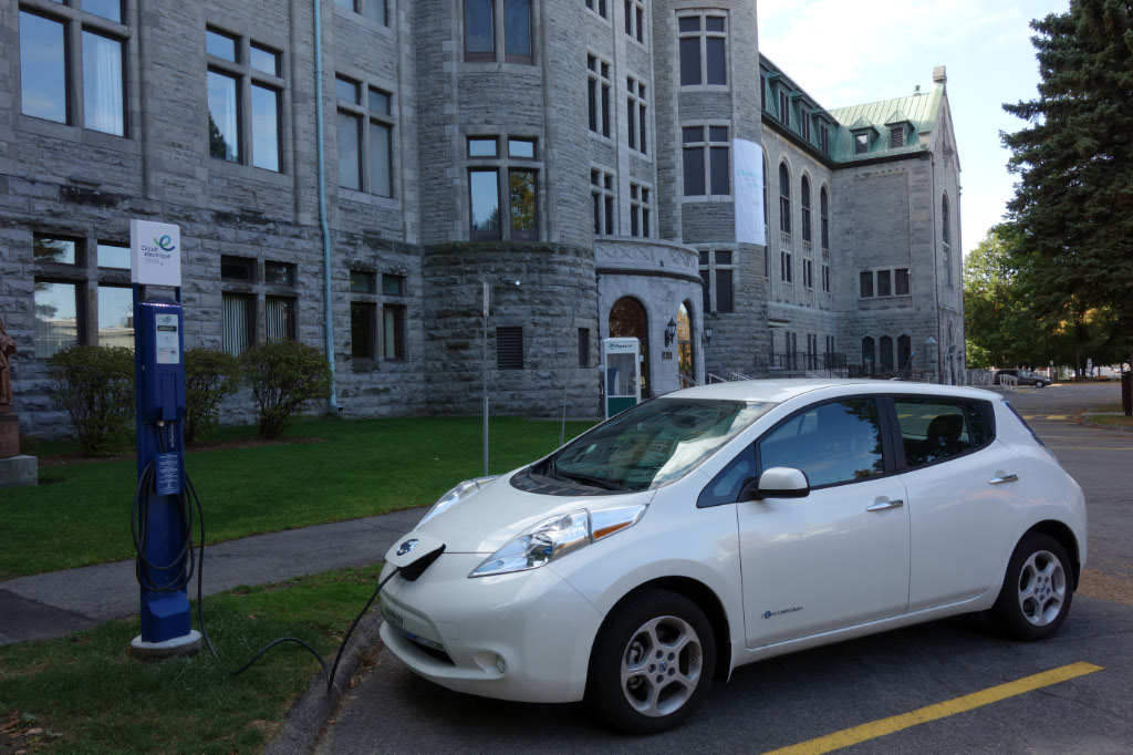 Nissan LEAF à la borne de recharge du Circuit électrique du Collège de Valleyfield