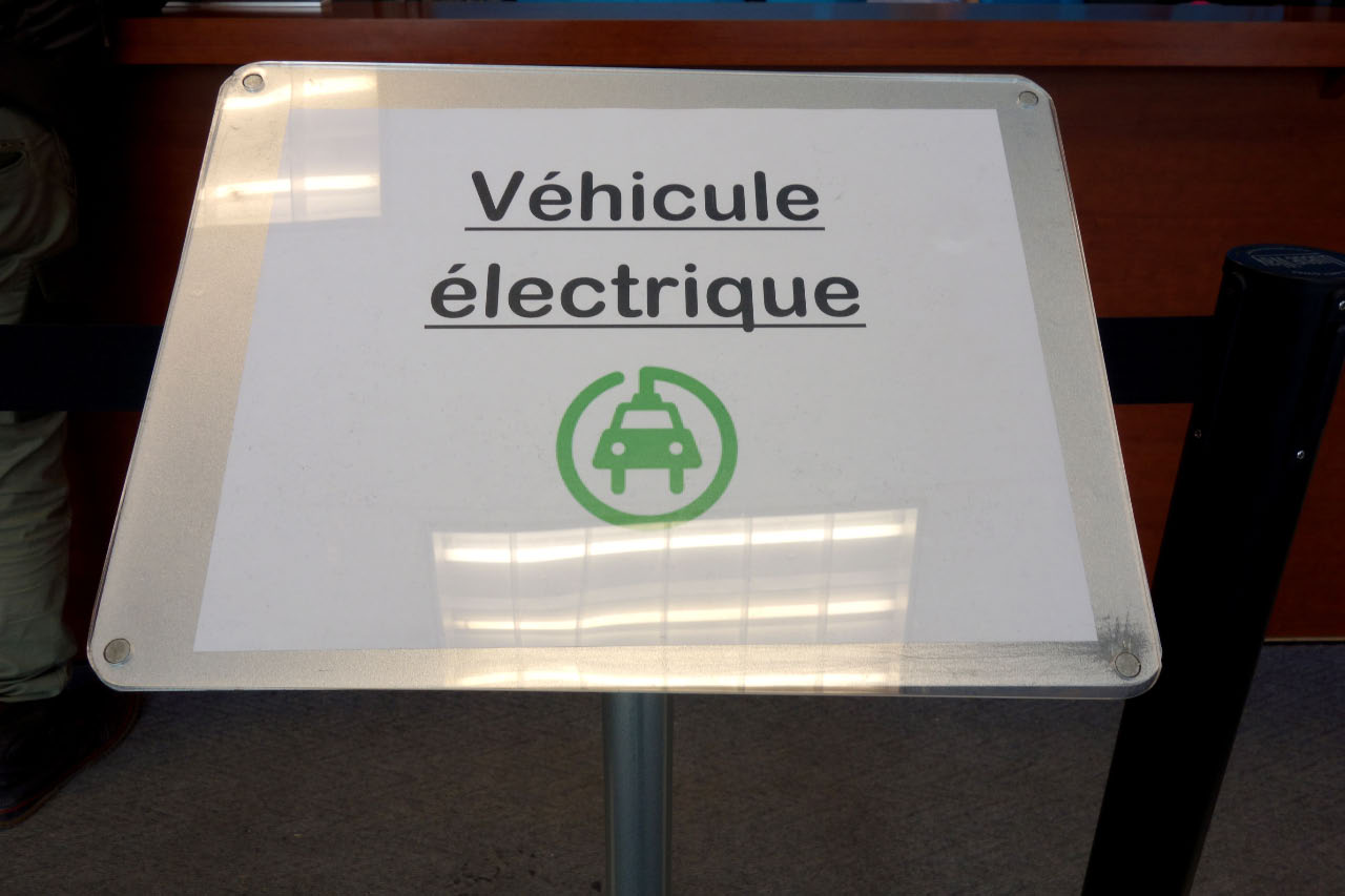 File d'attente dédiée aux propriétaires de voitures électriques visant l'obtention du transpondeur pour passage gratuit sur le pont de l'autoroute 25