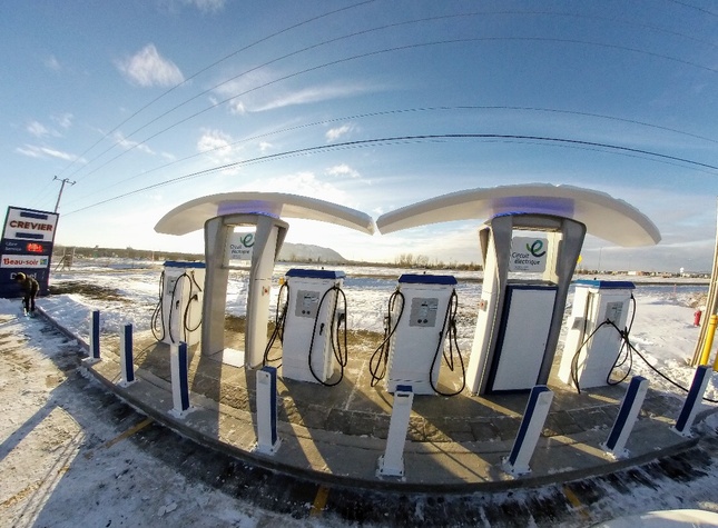 Super station de recharge rapide pour voitures électriques à Beloeil