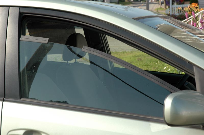 Ventilateur solaire  auto-cool dans la vitre d'une Toyota Prius 2007